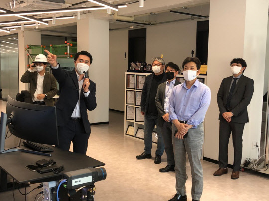 장석영 과학기술정보통신부 제2차관이 16일 오후 서울 용산구 버넥트를 방문해 제품 시연 설명을 듣고 있다. 과학기술정보통신부 제공